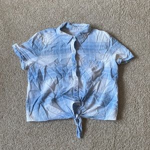 Collared short sleeved shirt with tie in the front